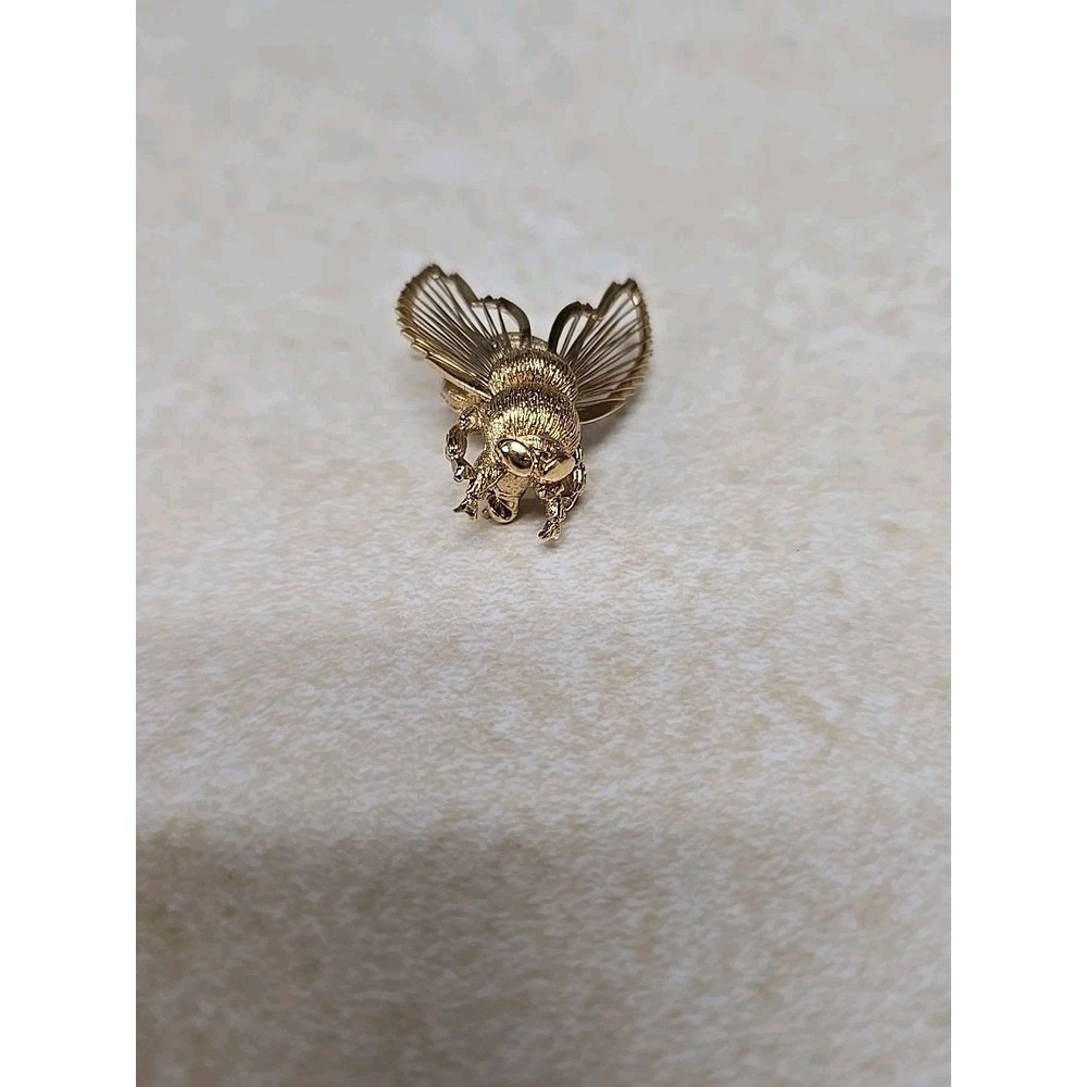 Vtg Monet Gold Tone Bee Brooch Pin Textured Wings Filigree Insect Jewelry MCM - Picture 2 of 5